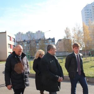 Константин Ильин и Сергей Демин встретились с представителями Островецкой школы и подрядной организацией по вопросу строительства спортивных площадок