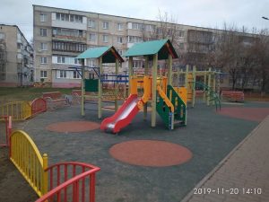Завершены работы по установке яркого, красочного ограждения на детской площадке в посёлке Дубовая Роща