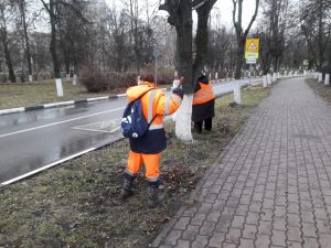 Сотрудники МБУ «Содержание и благоустройство» продолжают осеннюю уборку территорий городского поселения Раменское: бульваров, площадей, придомовых территорий и проездов, тротуаров.