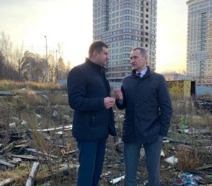 Юрий Ермаков и Виталий Чехов провели выездное совещание по вопросу мусора у гимназии г.Раменское