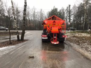 В Раменском городском округе ведутся работы по обработке дорог песко-соляными смесями в рамках зимнего содержания