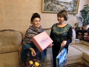 Директор МКУ ТУ «Новохаритоновское» Нина Ширенина поздравила с юбилеем ветеранов