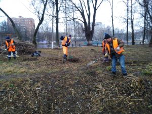 Сотрудники МБУ «Содержание и благоустройство» продолжают уборку территорий г. Раменское