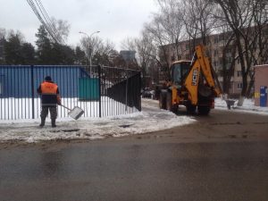 В г.п. Ильинский ведутся работы по уборке внутридворовых территорий, детских игровых площадок, дорог и парковок
