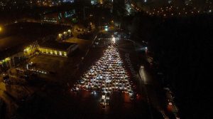 Инсталляцию Новогодней елки из 200 автомобилей выстроили в Раменском