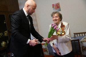 Сергей Демин поздравил ветерана с наступающим праздником