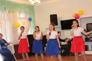 Воспитанники ДК «Островецкий» совместно с волонтерами фонда «Помочь может каждый» посетили «Центр социального обслуживания граждан пожилого возраста и инвалидов» в г. Лыткарино