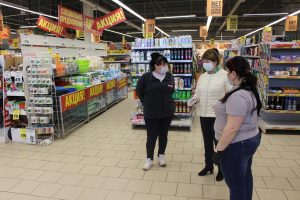 Директор ТУ «Новохаритоновское» Н.А.Ширенина проверила работу сетевых магазинов