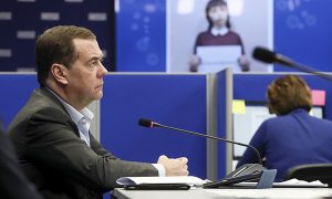 «Единая Россия» будет оказывать помощь гражданам и медикам до тех пор, пока пандемия не пойдет на спад
