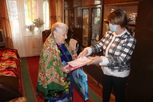 Нина Ширенина поздравила юбияров Новохаритоновского поселения