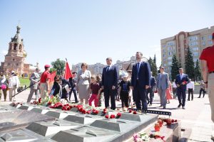 Митинг памяти и скорби на площади Победы