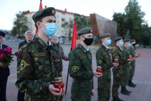 22 июня в четыре часа утра жители города Раменское собрались на площади Победы, чтобы опустить на воду Борисоглебского озера венок в память о земляках-воинах