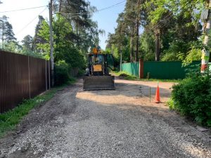 В поселке Удельная проводятся работы по ремонту дороги ул. Октябрьская