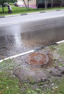 Службы Раменского водоканала устраняют прорыв водоснабжения на ул.Космонавтов