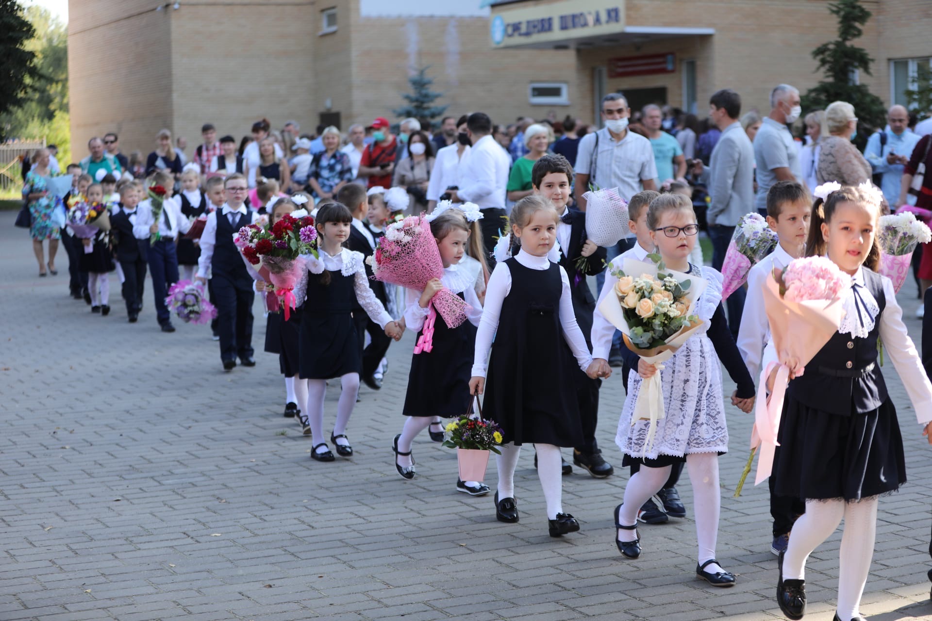 Школьники на линейке. Линейка 1 сентября для 5 8 классов. Линейка в школе. Линейка 1 сентября для 5 8 классов. Линейка 1 сентября для 5 8 классов.