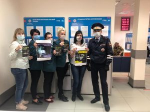 Инспекторы ГИБДД провели профилактические мероприятия в ПФ и ИФНС