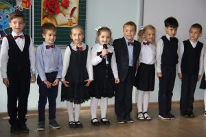 В школе № 25 п. Ильинский Раменского г.о. ребята подготовили праздничные выступления и посвятили своим любимым педагогам много песен