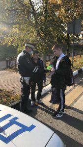 Сотрудники ГИБДД напомнили жителям Раменского г.о. о правилах безопасности при пересечении проезжей части