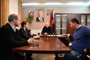 Сергей Демин встретился с представителем подрядной организации по вопросу строительства детской площадки