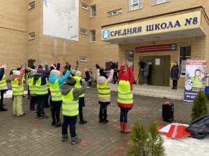 В преддверии Дня матери в  школе №8 Госавтоинспекторы организовали поздравительную инсталляцию  и тематический флэшмоб для мам