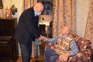 Директор МКУ «ТУ Ильинский» Сергей Демин поздравил юбиляра