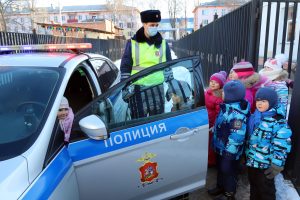 Сотрудники Госавтоинспекции в рамках профилактических мероприятий проводят тематические беседы в общеобразовательных и дошкольных организациях
