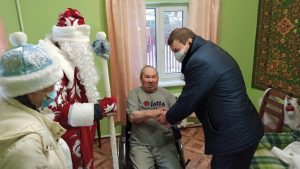 С наступающим новым годом в п. Родники поздравили ветеранов, многодетные семьи и детей инвалидов