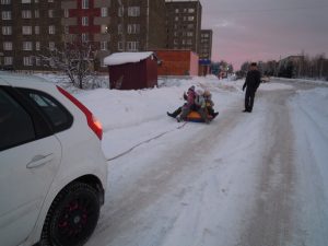 ГИБДД предупреждает об опасности катания на тюбингах, прикреплённых к автомобилю