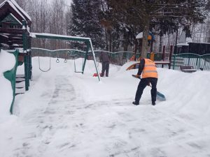 В Вялках убирают снег на детских площадках, во дворах и на внутриквартальных дорогах