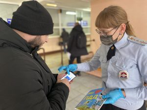 Сотрудники Госавтоинспекции поздравили  Раменских водителей с Днем защитника Отечества