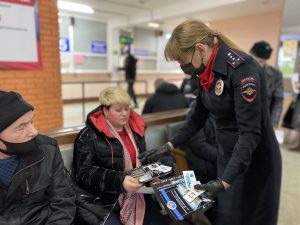 Сотрудники Госавтоинспекции провели для посетителей регистрационно-экзаменационного отделения  тематическую акцию «Стоп — гаджет!»