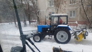 В Сафоновском поселении убирают снег во дворах и на общественных территориях