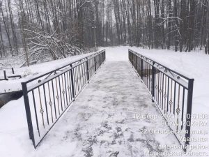 В поселке Удельная проводится уборка снега на внутриквартальных территориях и пешеходных зонах