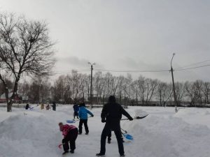 Педагоги, родители и ученики вышли на уборку снега на территории Гжельской школы