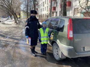 Автоинспекторы провели пропагандистскую акцию, направленную на предупреждение ситуаций детского дорожно-транспортного травматизма во дворах