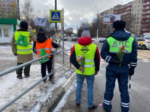 Сотрудники Госавтоинспекции организовали традиционный цветочный патруль в центре города Раменское