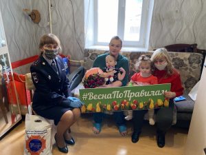 Сотрудники ГИБДД поздравили многодетную маму с женским днем