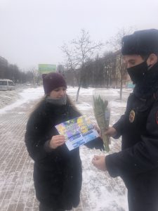 Полицейские поздравили жительниц города с праздником
