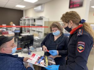 Сотрудники Госавтоинспекции рассказали посетителям МФЦ о важности использования детского удерживающего устройства в автомобиле