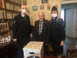 Ветеранов и тружеников тыла поздравили раменские полицейские