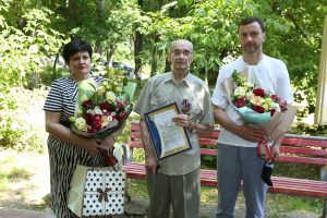 Глава округа Виктор Неволин поздравил с 90-летием полковника в отставке Евгения Бубнова