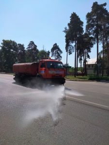 Дороги в округе поливают водой из-за жары
