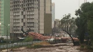 В д.Островцы на стройплощадке из-за сильных порывов ветра упал кран