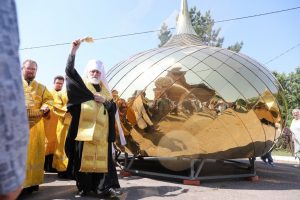 Митрополит Крутицкий и Коломенский Павел совершил Божественную литургию в Троицком соборе