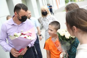 Виктор Неволин поздравил супругов Коньковых с рождением 10-го ребенка