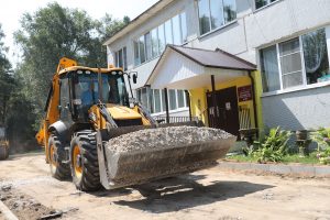 Работы по благоустройству проводят на территории детского сада №29 в Юрово