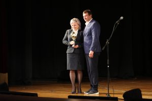 Кубки победителей спортивных соревнований коллективам школ вручал председатель Совета депутатов Юрий Ермаков