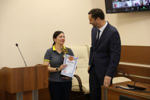 Виктор Неволин поздравил Дарью Подшивалову с победой в конкурсе «Лучший водитель Московской области 2021»