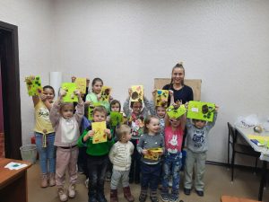 Дети сделали подарки бабушкам