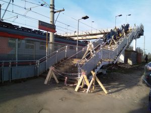 В п.Удельная ремонтируют мост через железнодорожные пути